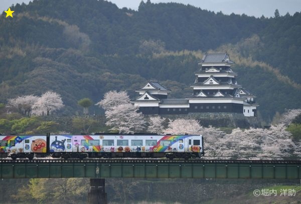 Z-162　アンパンマン列車と大洲城を彩る桜（愛媛県大洲市）