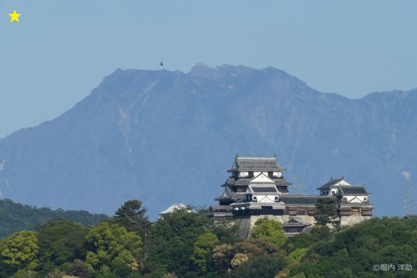 Z-166　初夏に競演する松山城と西日本最高峰石鎚山（愛媛県松山市）